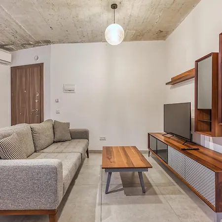 The Swieqi Poolside Daire