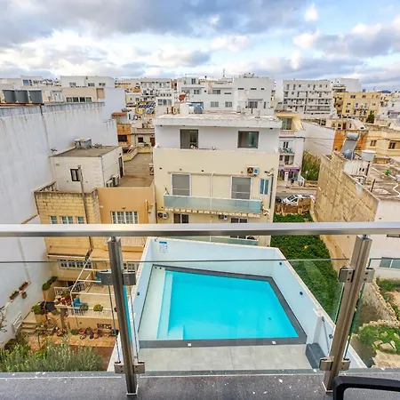 The Swieqi Poolside Daire *