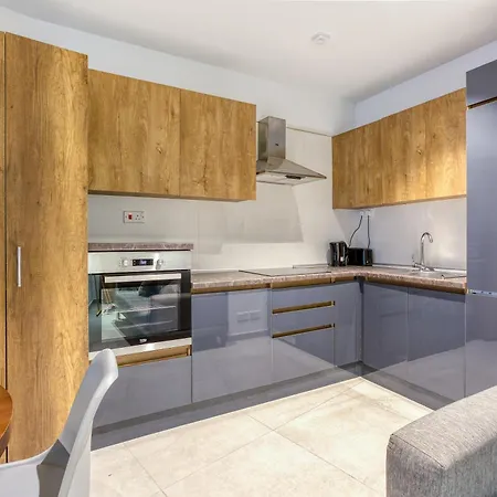 The Swieqi Poolside Apartman Is-Swieqi