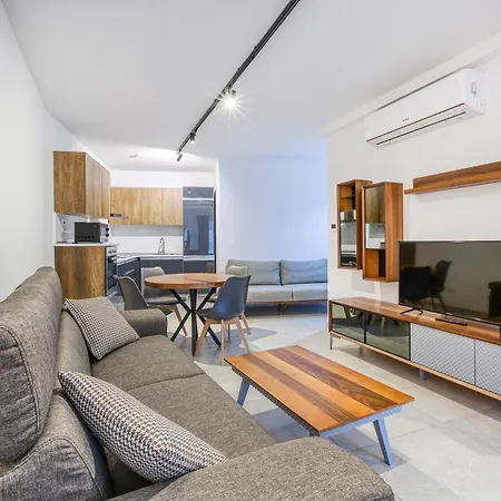 The Swieqi Poolside Apartman