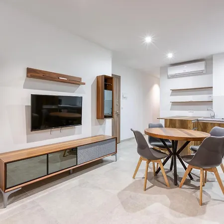 The Swieqi Poolside Apartman *